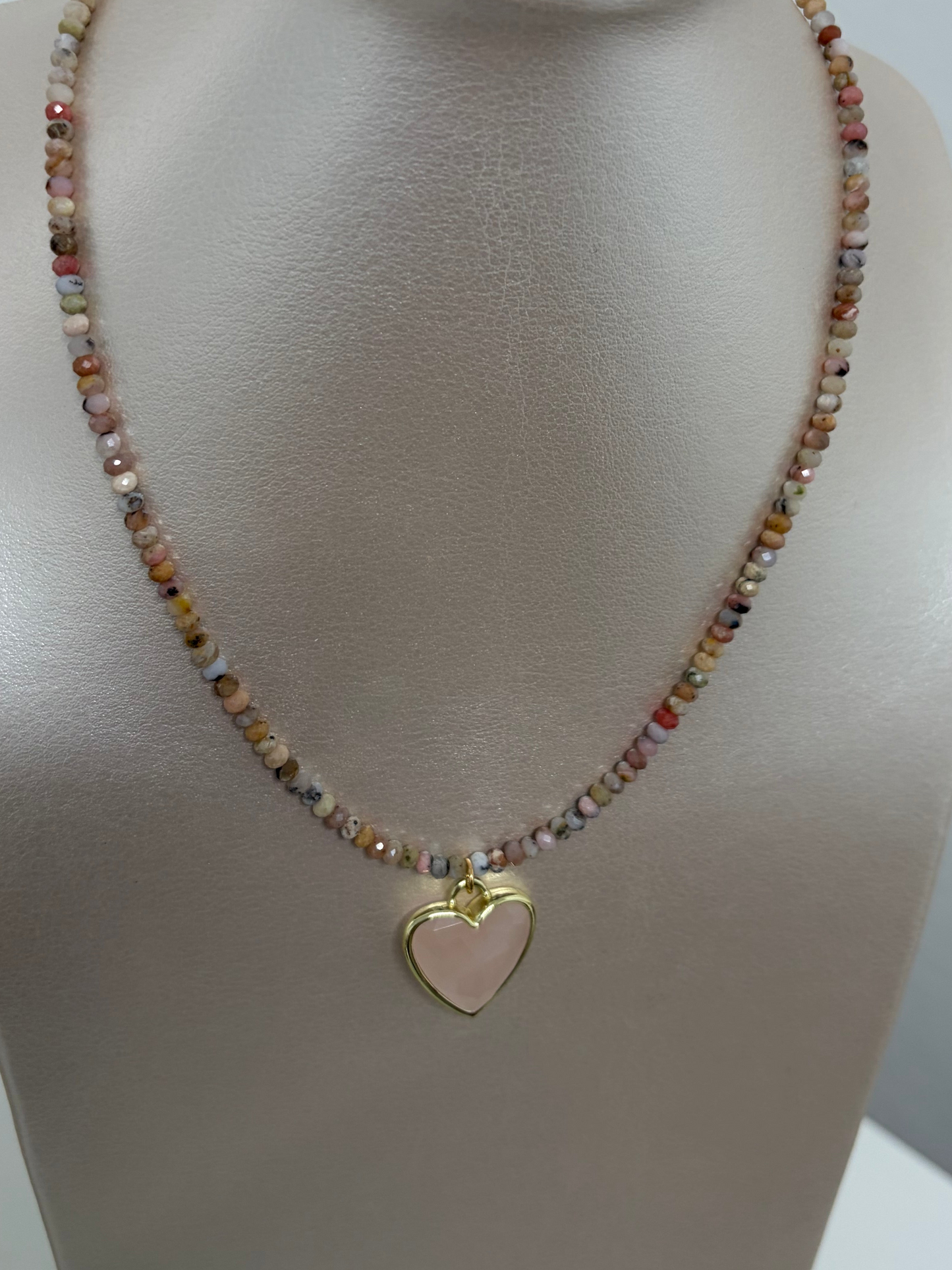 Collar en opalo rosado y cuarzo rosado