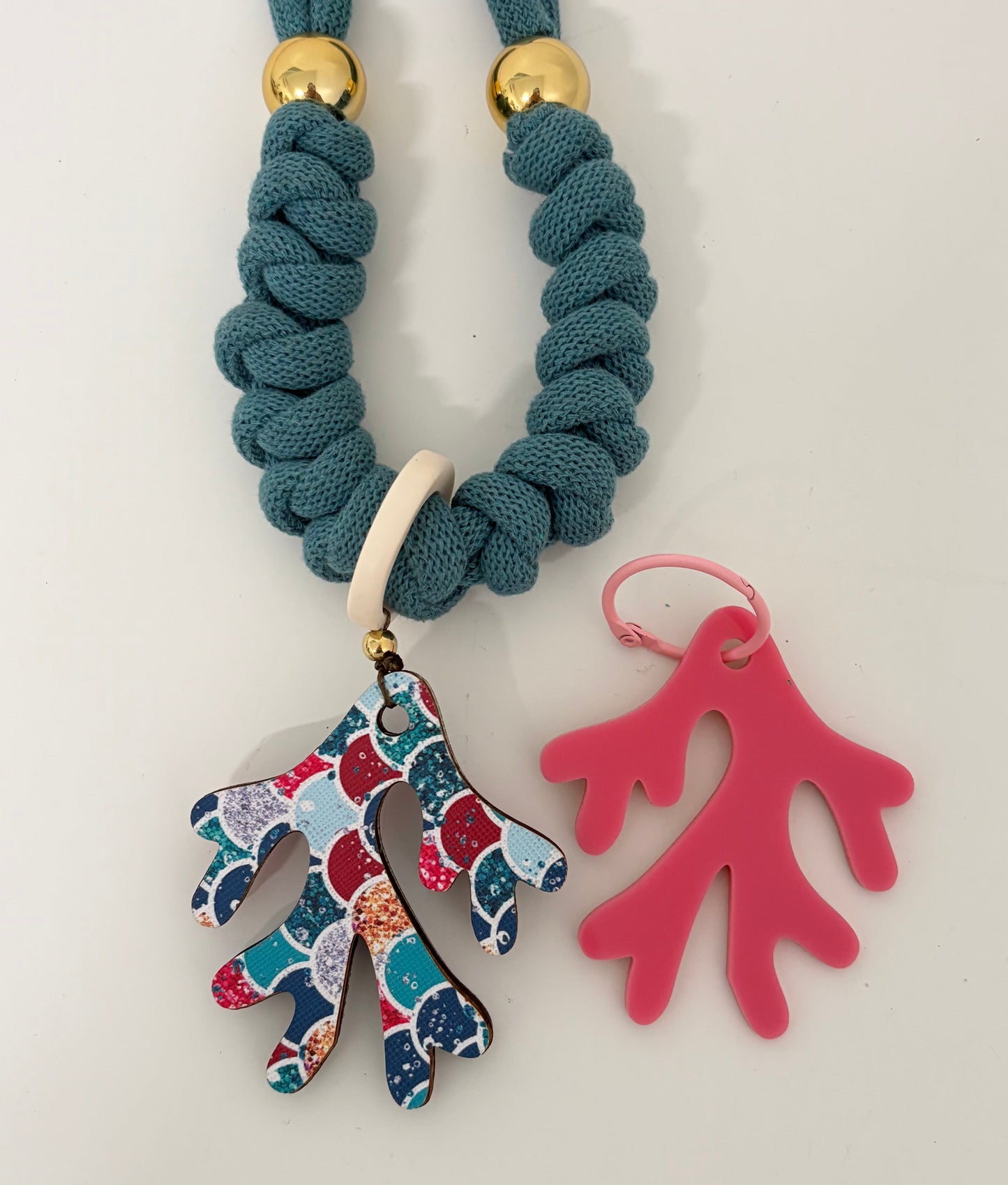 Collar coral festivo (Incluye 1 charm uso diario + 1 waterproof)