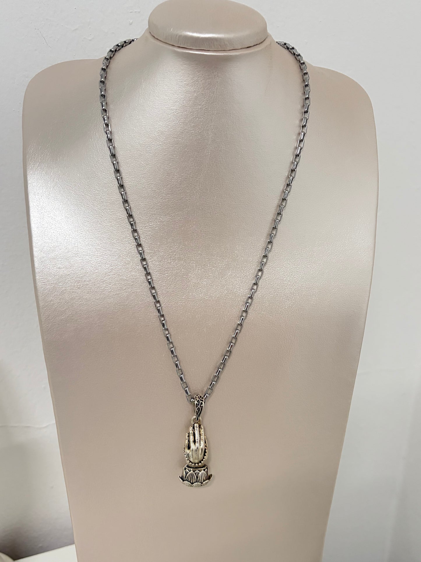Collar de manos orando