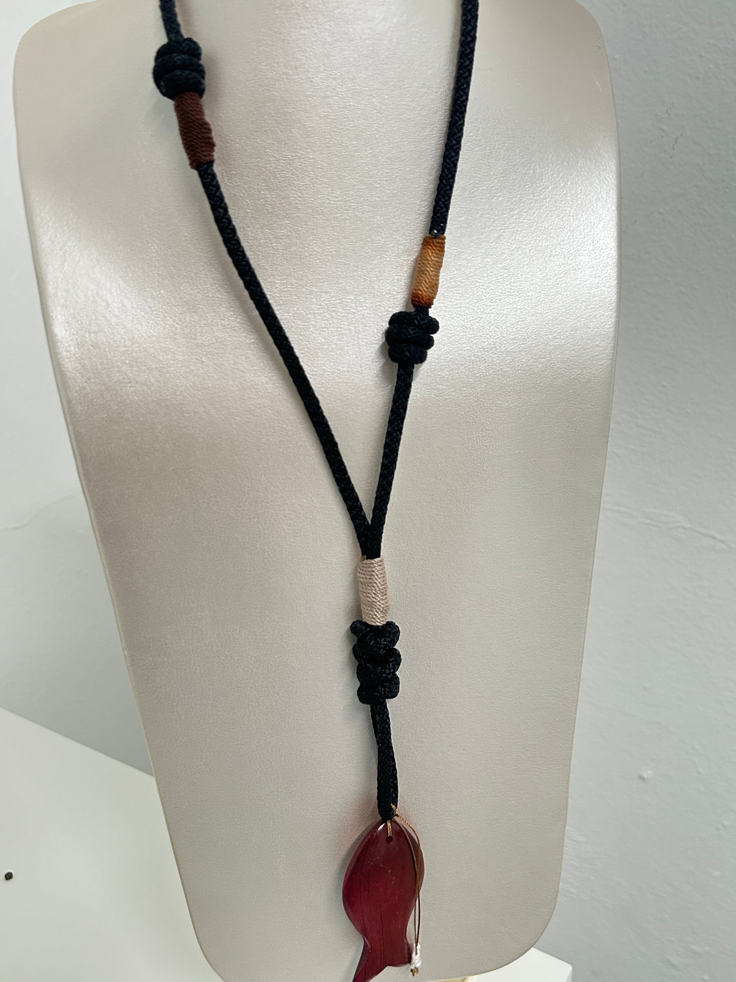 Collar negro con pez vino