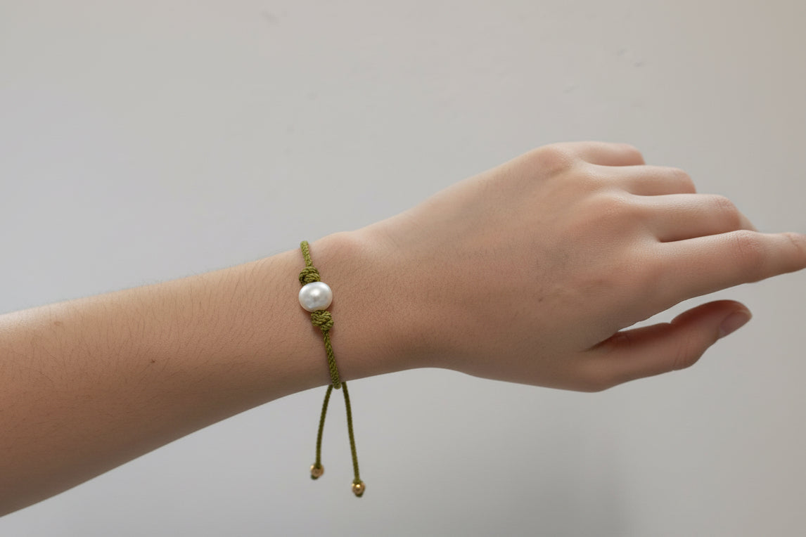 Adjustable bracelet with pearl