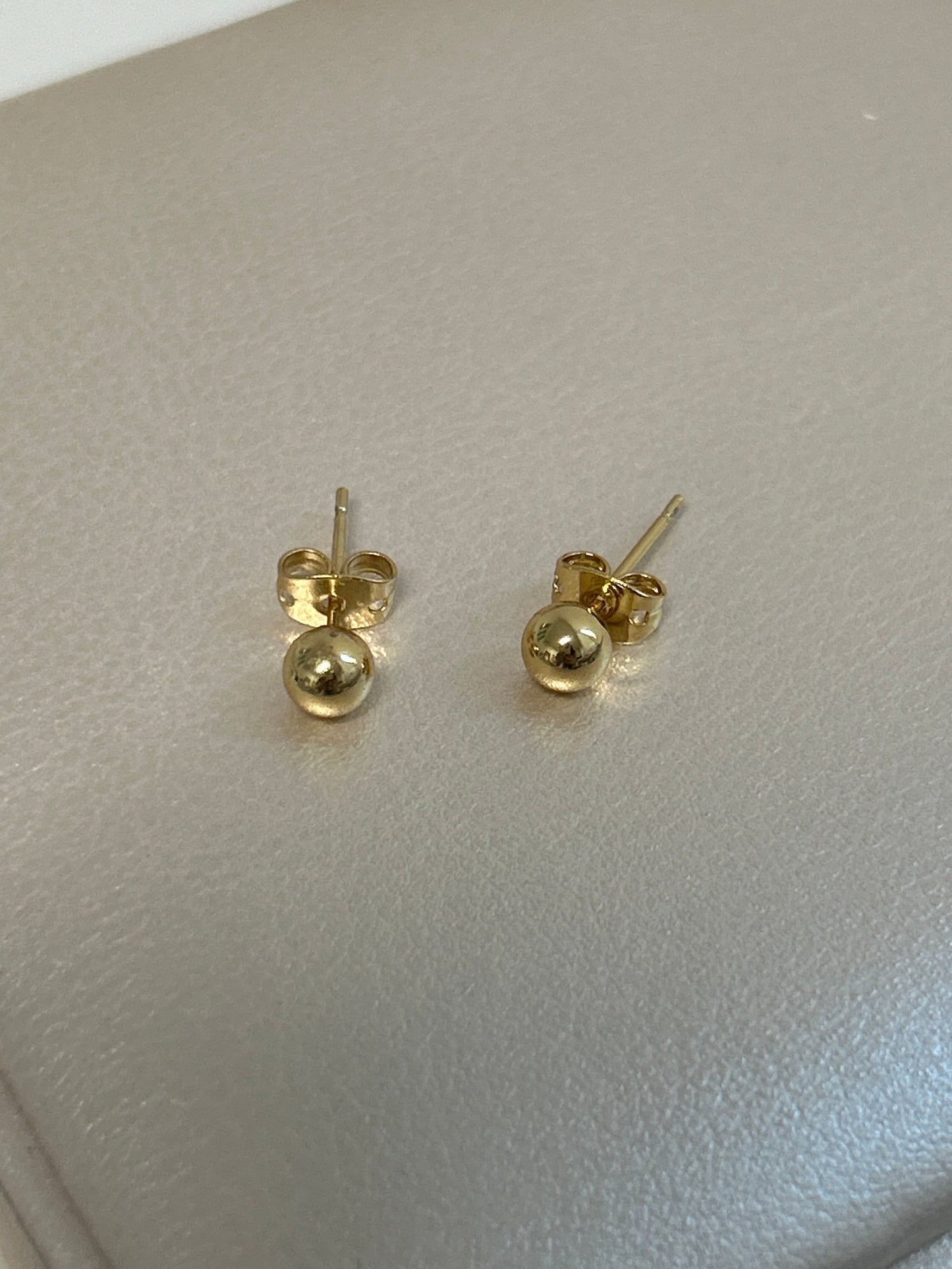 4mm dormilonas earrings