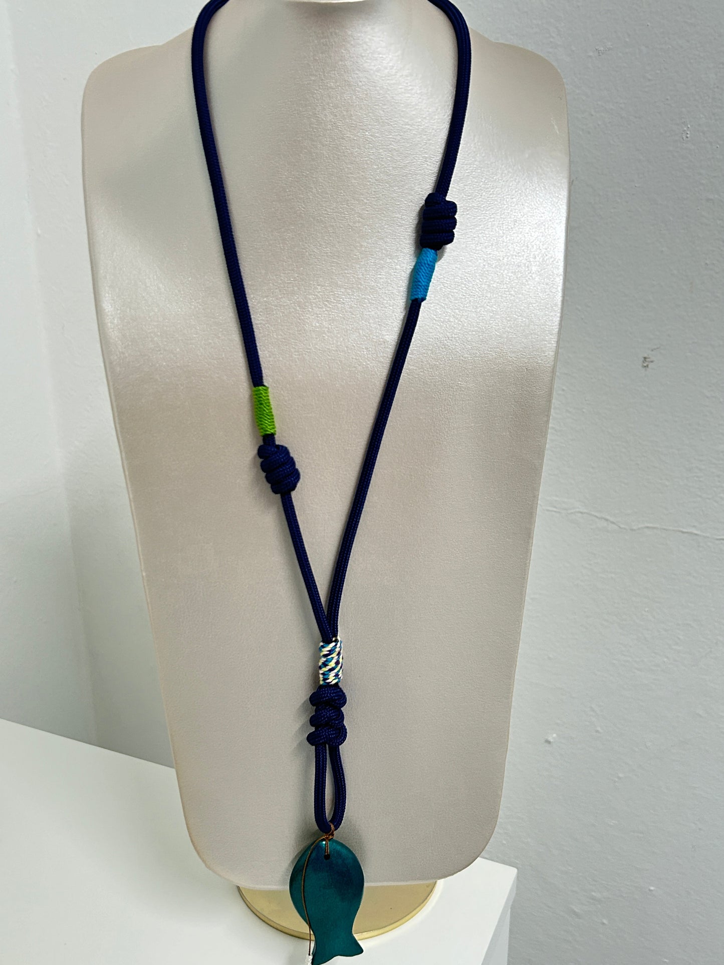 Collar azul marino con pez teal