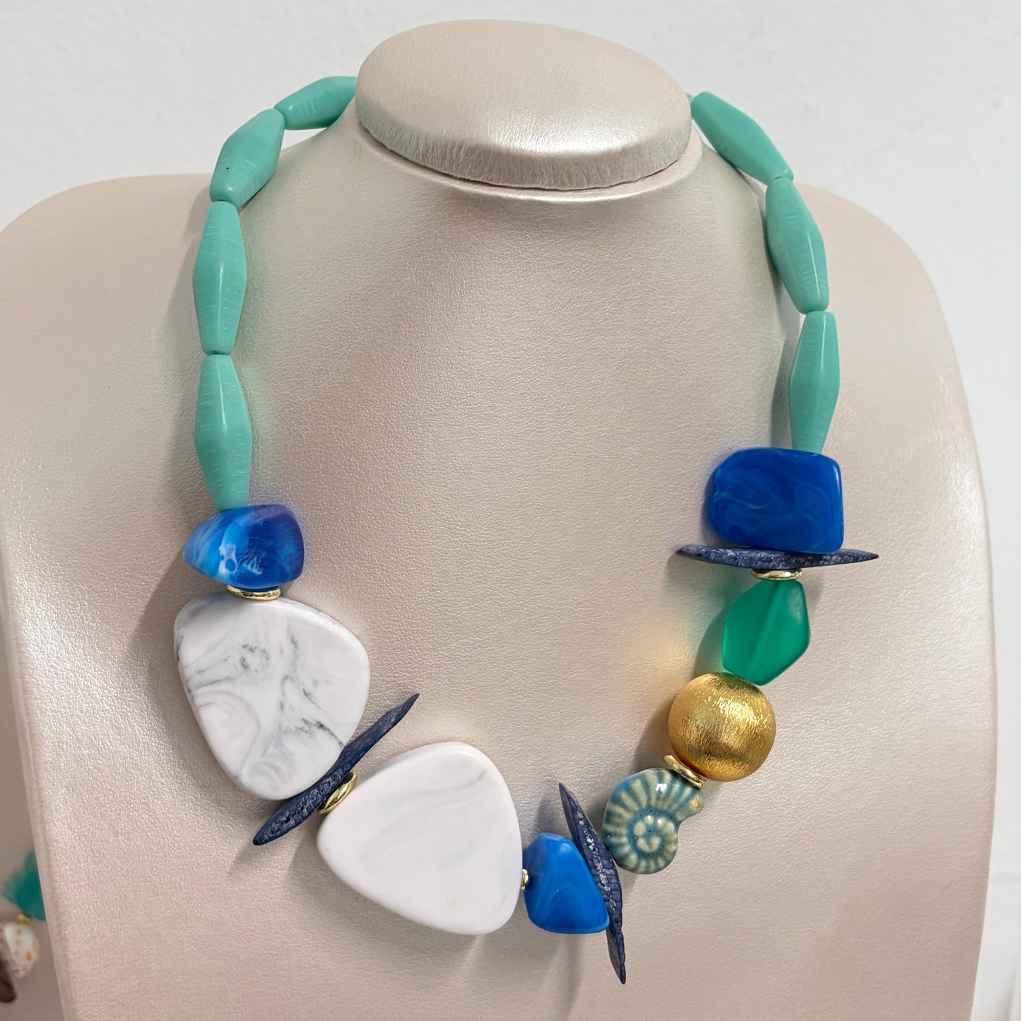 Collar blue horizon