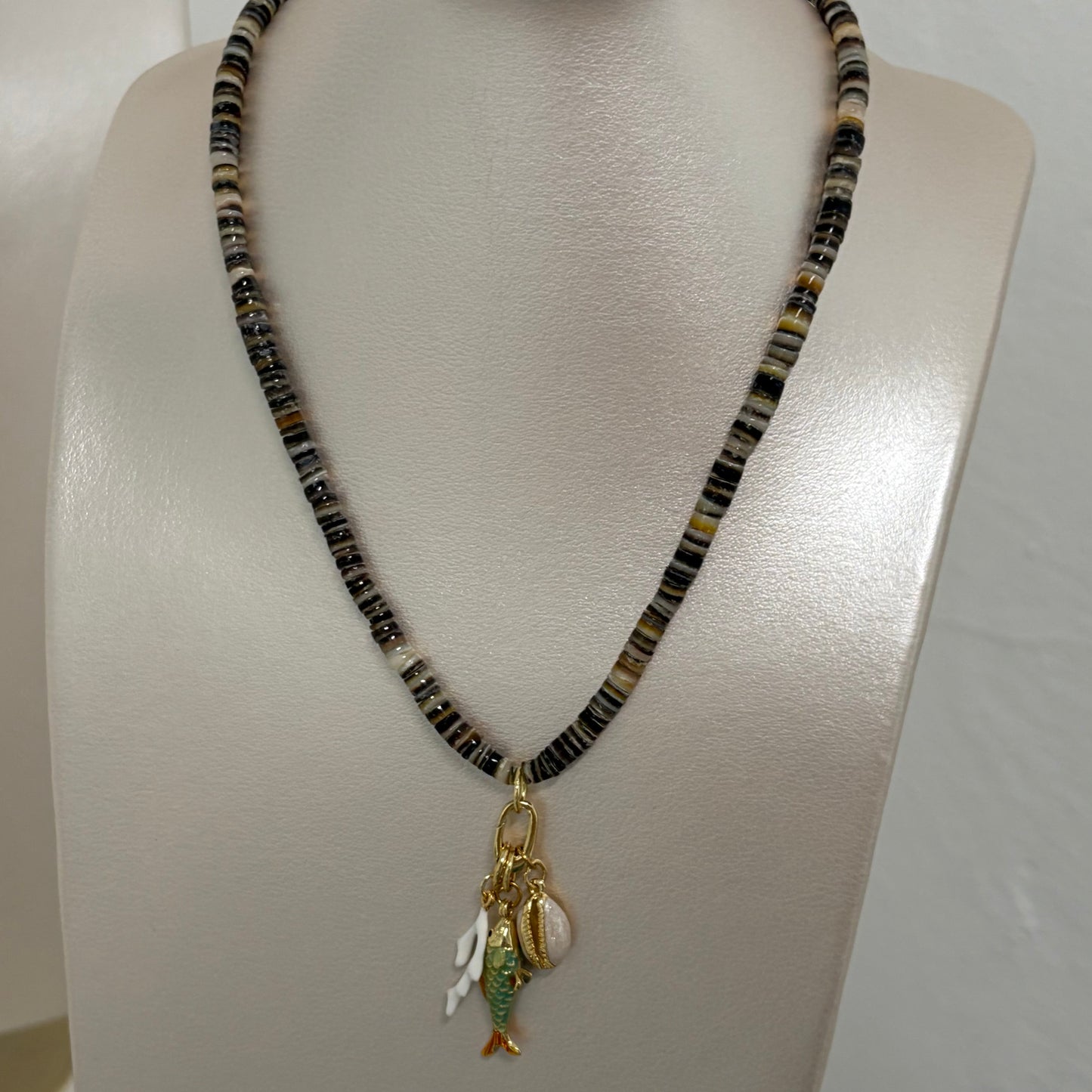 Collar verde con charms removibles