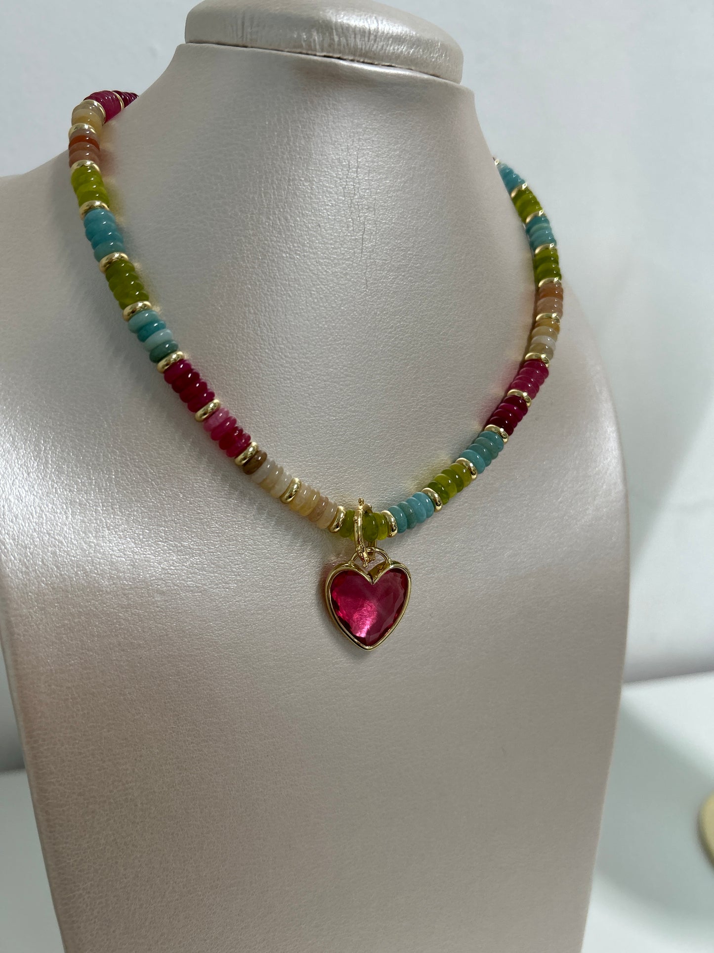 Armonia del Corazon Amazonite Collection (collar multicolor con corazon fuschia)