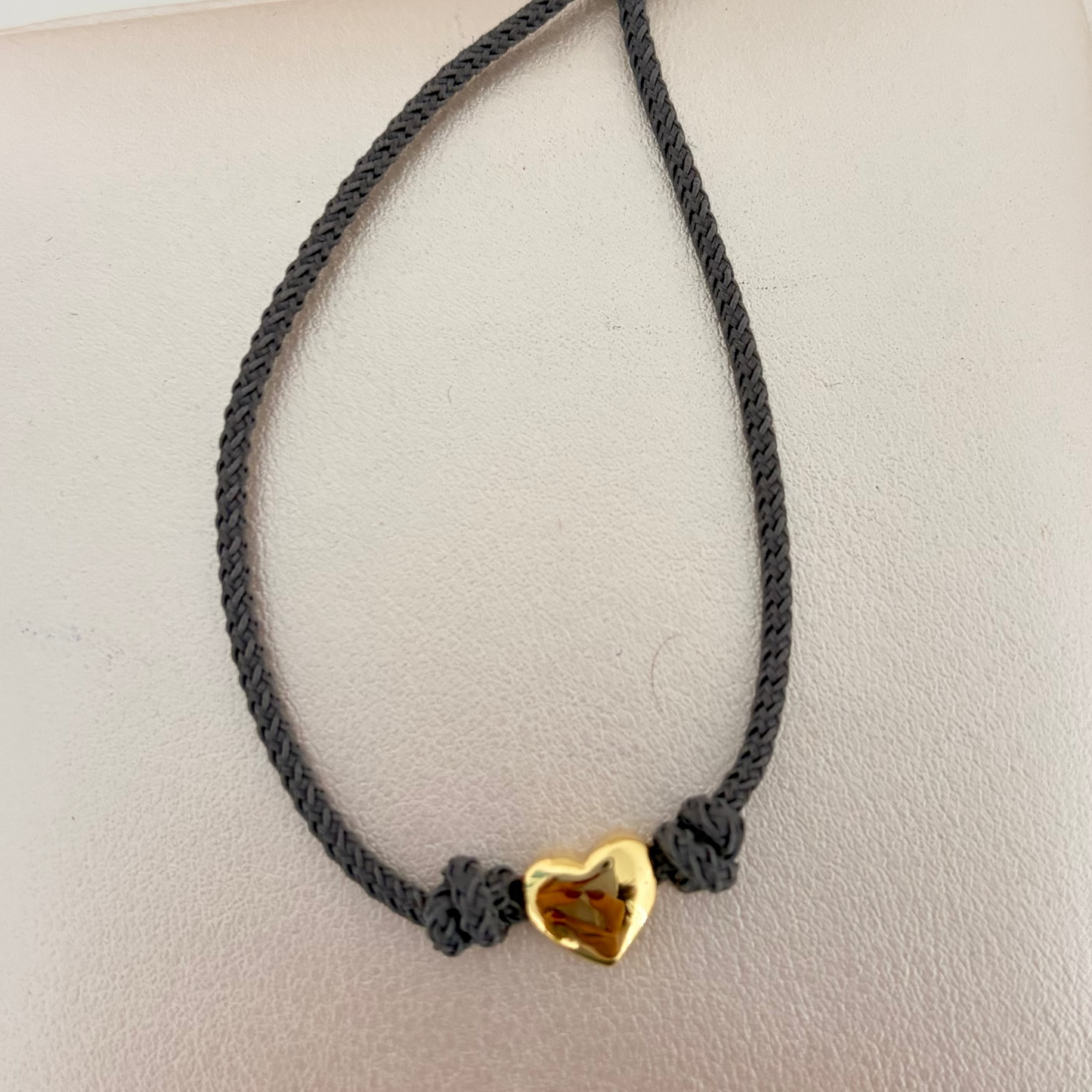 Pulsera adjustable gris con corazón dorado