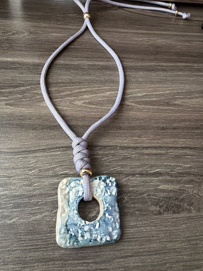 Collar ajustable Horizonte costero azul cremoso (usalo corto o largo)