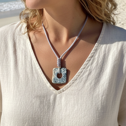 Collar ajustable Horizonte costero azul cremoso (usalo corto o largo)