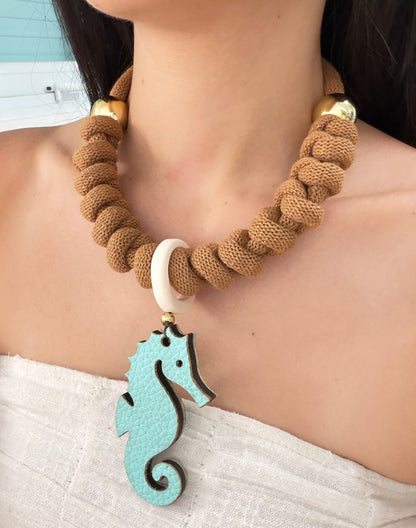 Collar caballito celeste (Incluye 1 charm uso diario + 1  waterproof)