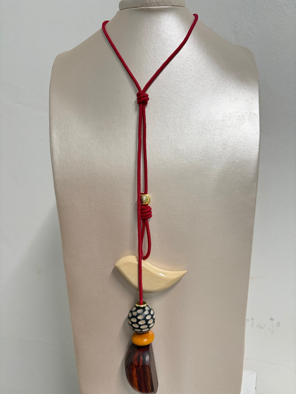 Collar ajustable sendero libre/hilo vino