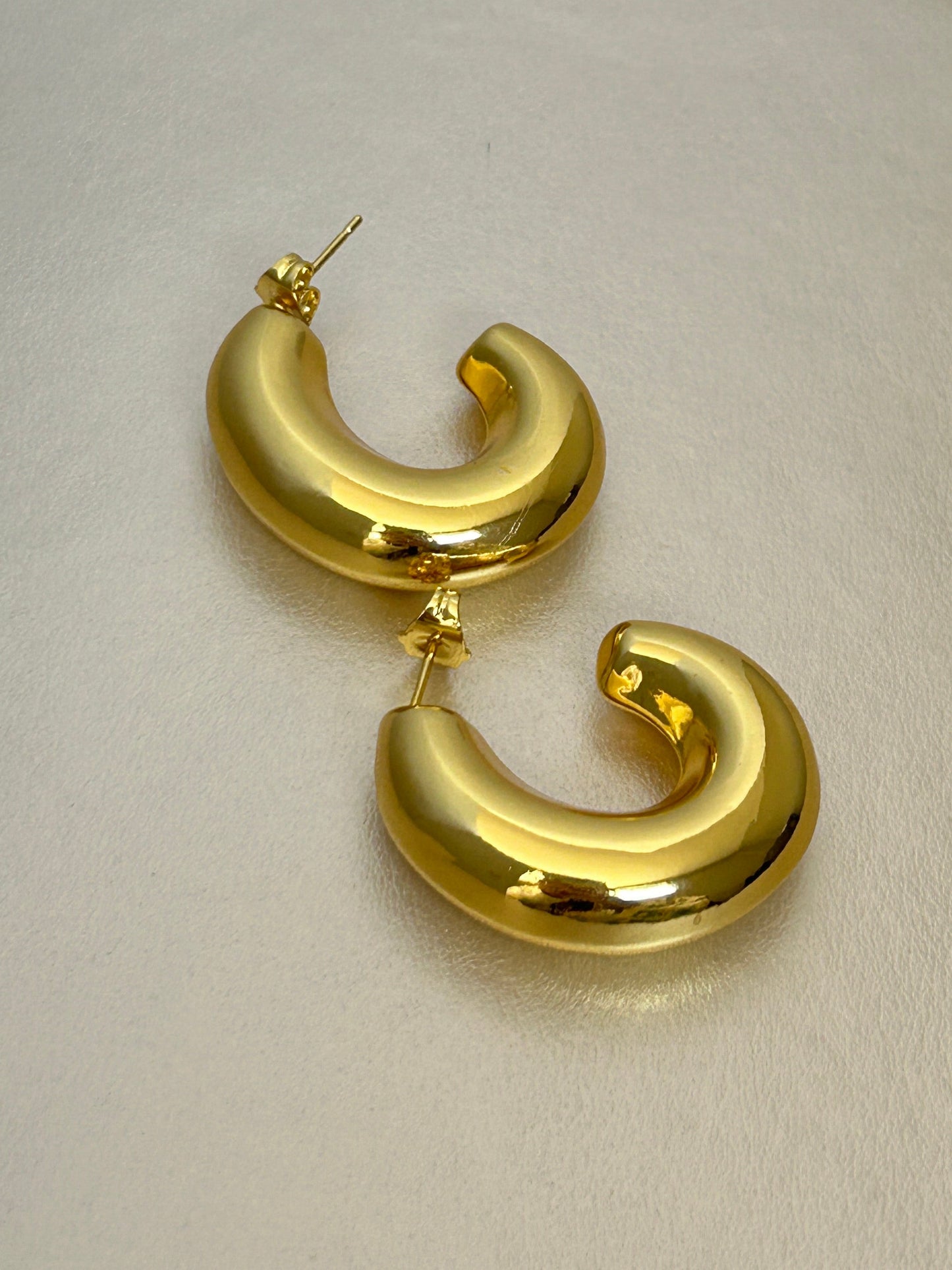 18k Crescent hoop