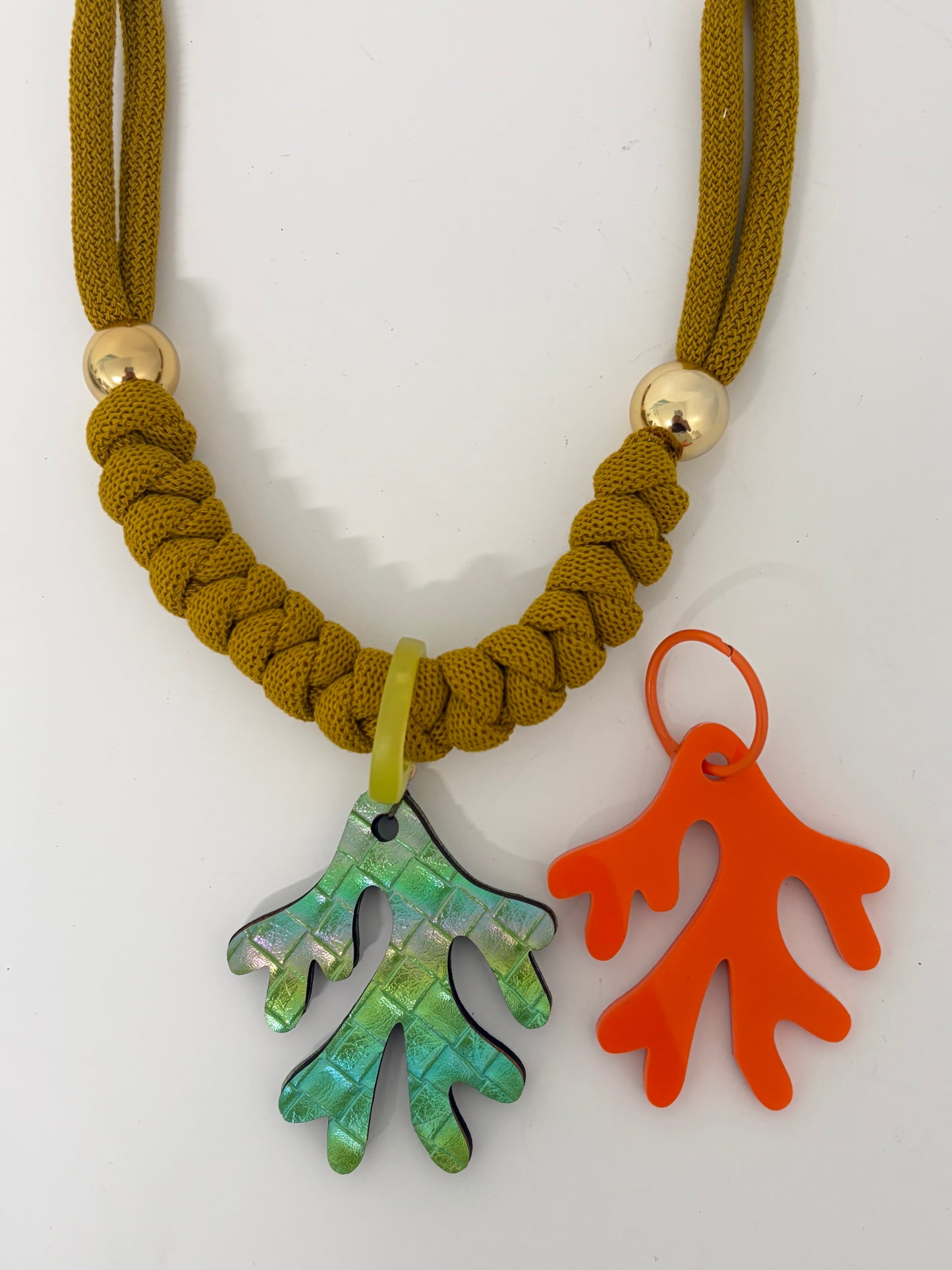 Collar coral esmeralda (Incluye 1 charm uso diario + 1  waterproof)