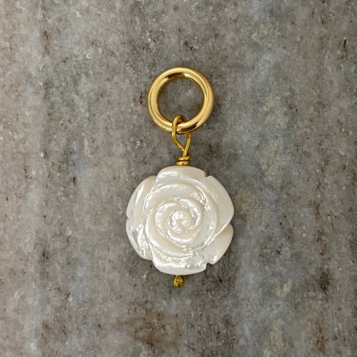 Collar Flor de madre perla tallada (17mm)