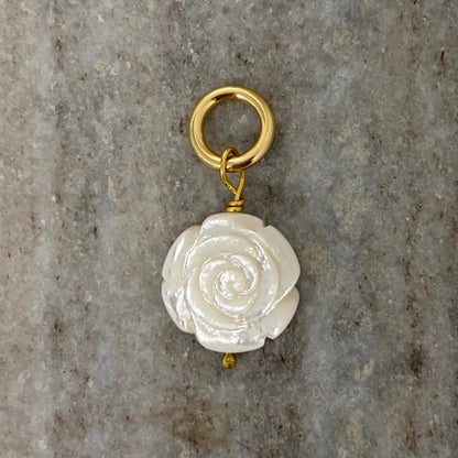 Collar Flor de madre perla tallada (17mm)