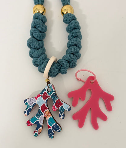 Collar coral festivo (Incluye 1 charm uso diario + 1  waterproof)