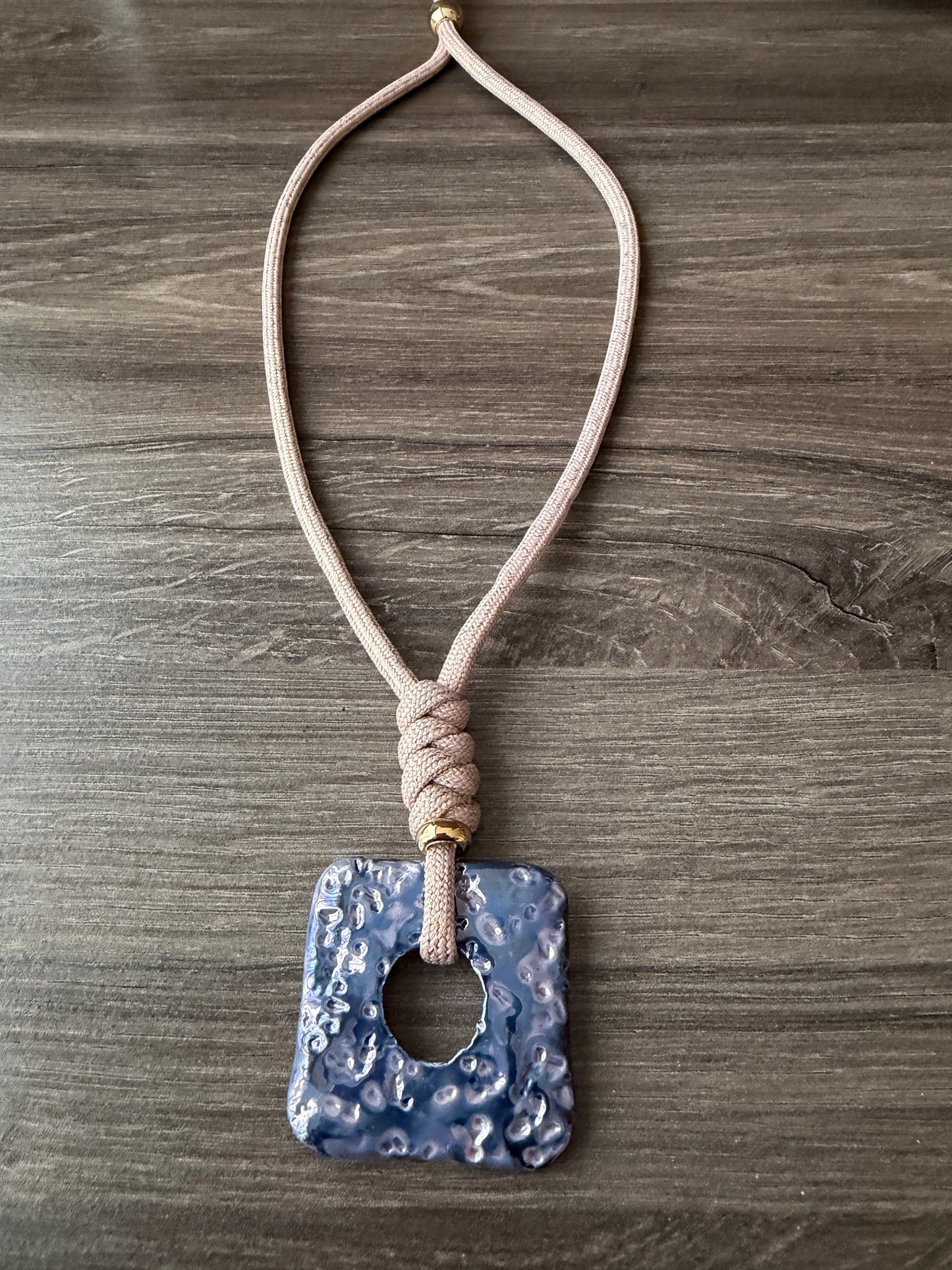Collar ajustable Horizonte costero lavanda (usalo corto o largo)
