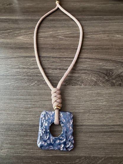 Collar ajustable Horizonte costero lavanda (usalo corto o largo)