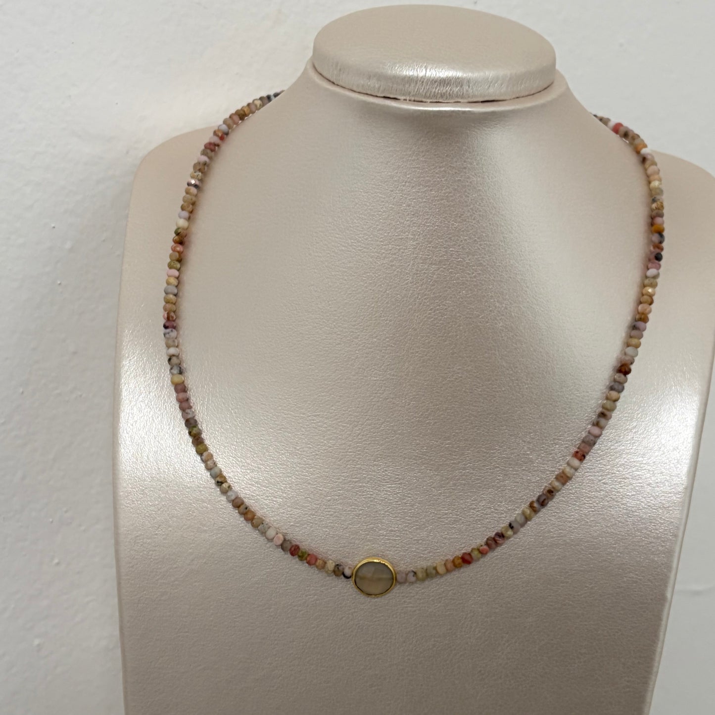 Collar en opalo rosado y labradorita