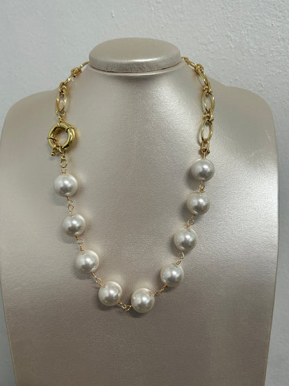 Short Pearl necklace