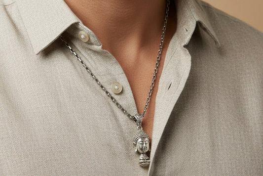 Collar con charm en buda