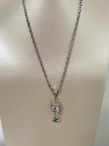 Collar con charm en buda