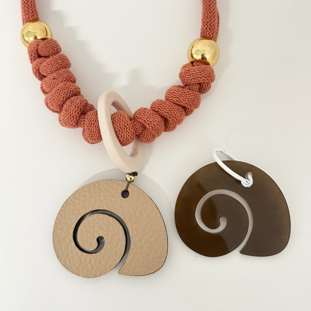 Collar caracol sereno ( (Incluye 1 charm uso diario + 1  waterproof))
