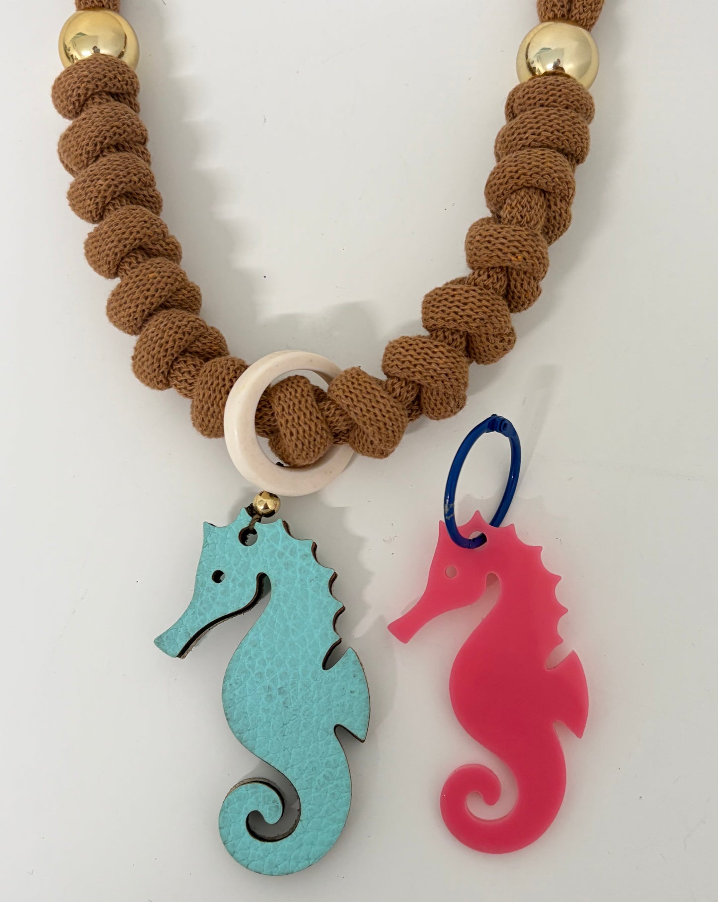 Collar caballito celeste (Incluye 1 charm uso diario + 1  waterproof)