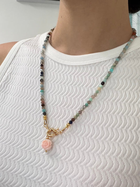 Collar multi color “las rosas de mamá”