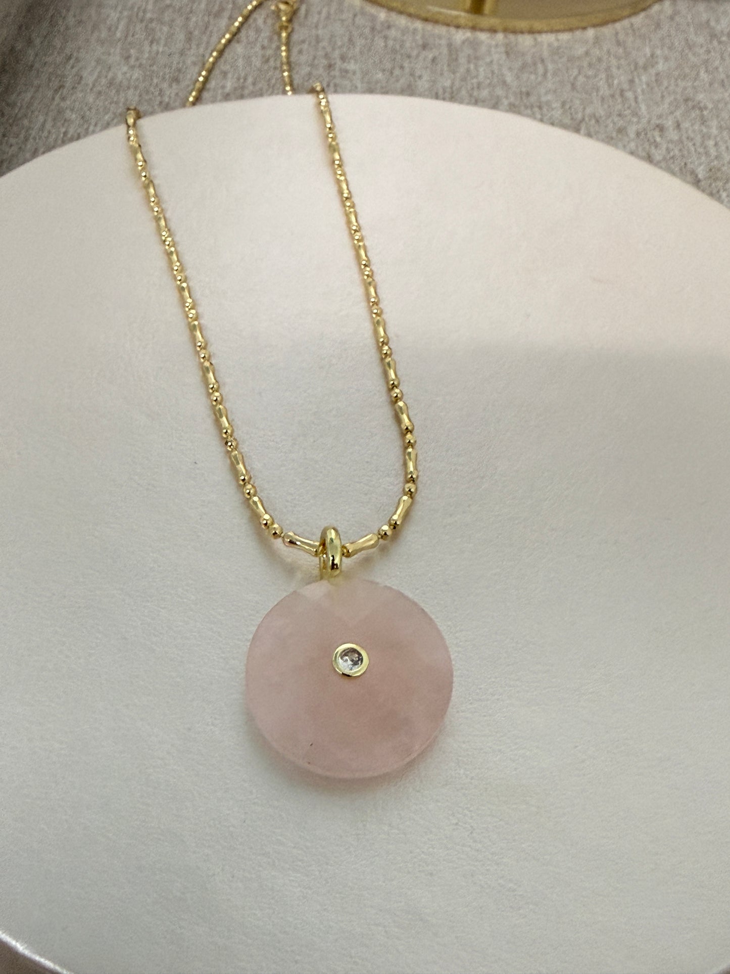 Corazon Sereno  a Rose Quartz Collection (collar con charm en cuarzo rosado)