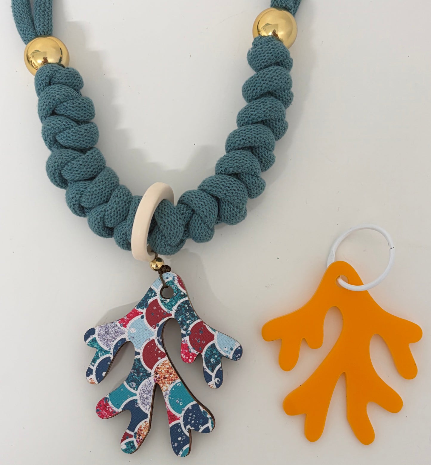 Collar coral festivo (Incluye 1 charm uso diario + 1  waterproof)