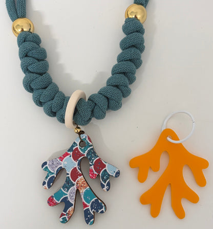 Collar coral festivo (Incluye 1 charm uso diario + 1  waterproof)
