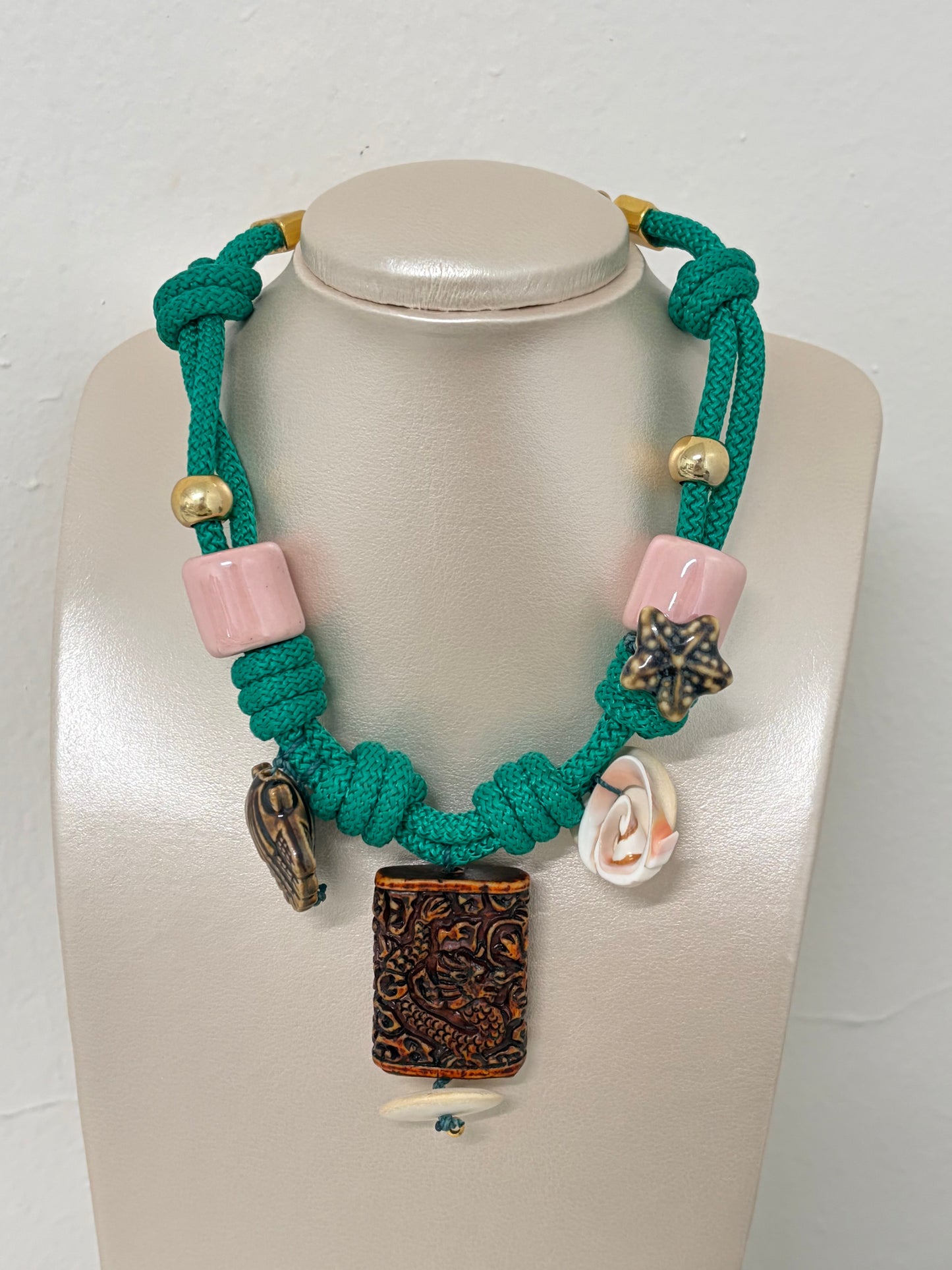 Collar ocean muse