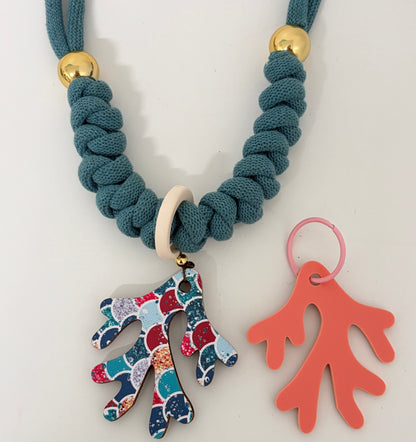 Collar coral festivo (Incluye 1 charm uso diario + 1  waterproof)