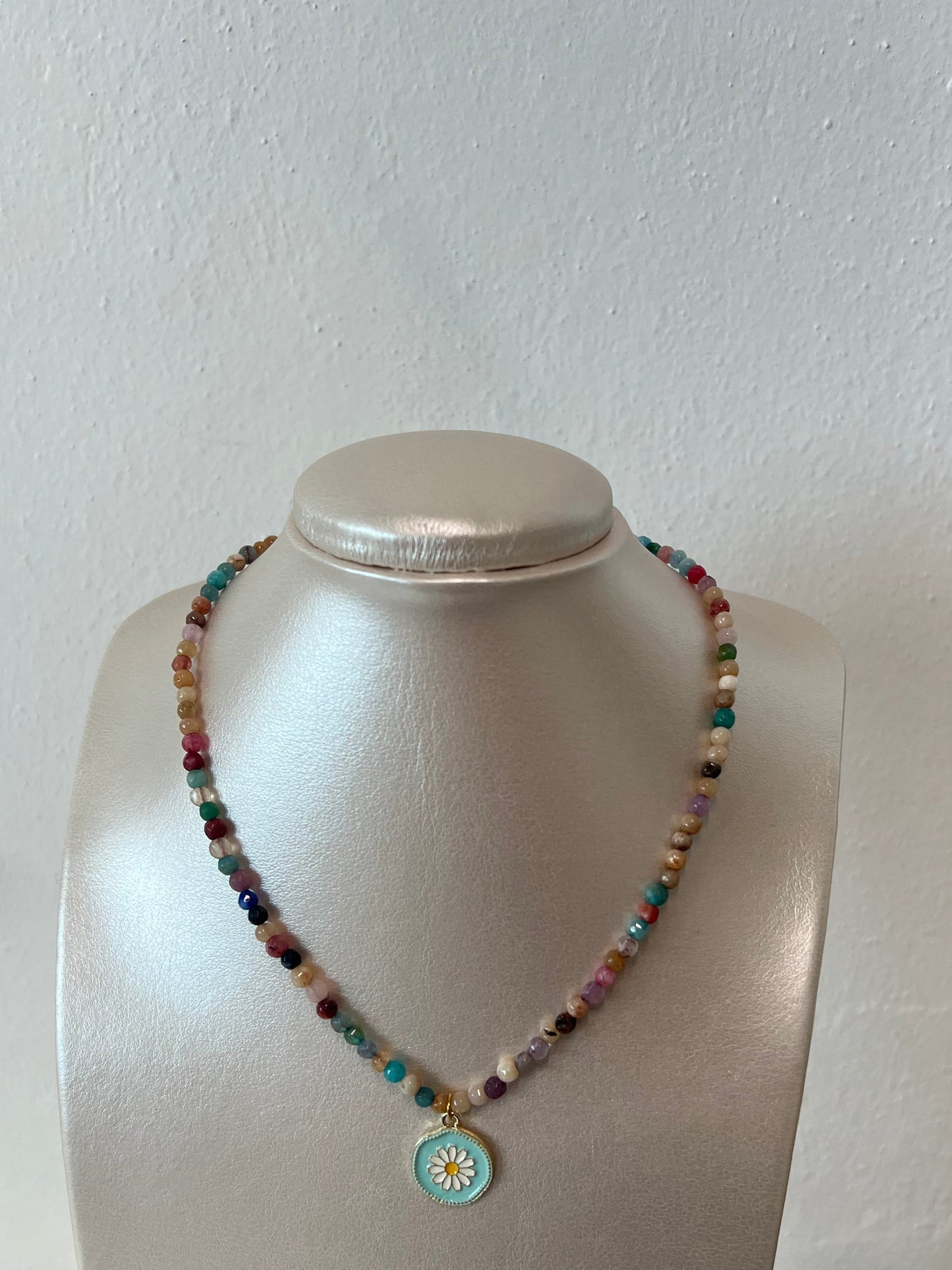 Multicolor ágata with flower pendant