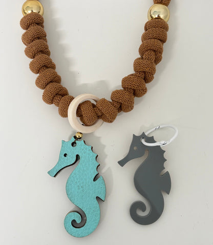 Collar caballito celeste (Incluye 1 charm uso diario + 1  waterproof)