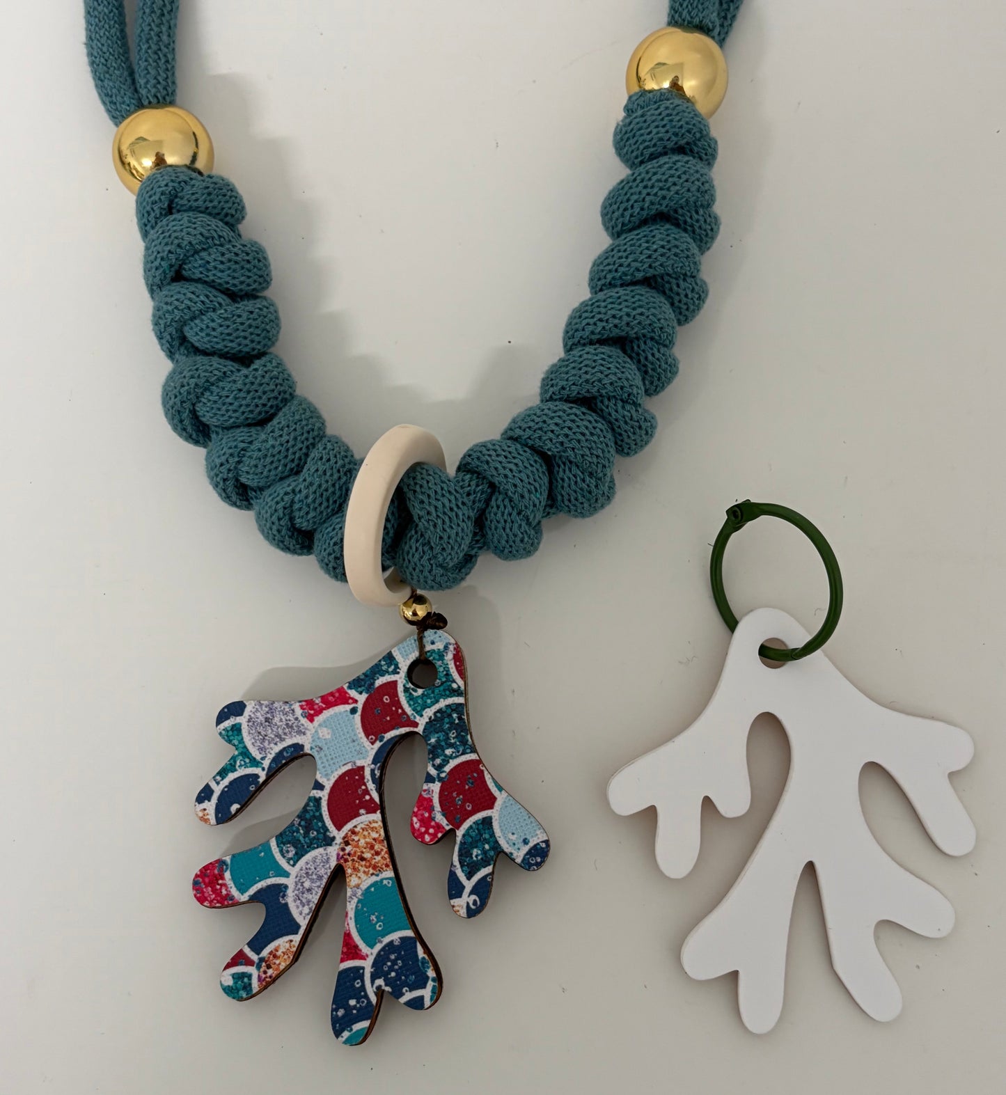 Collar coral festivo (Incluye 1 charm uso diario + 1  waterproof)