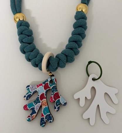 Collar coral festivo (Incluye 1 charm uso diario + 1  waterproof)