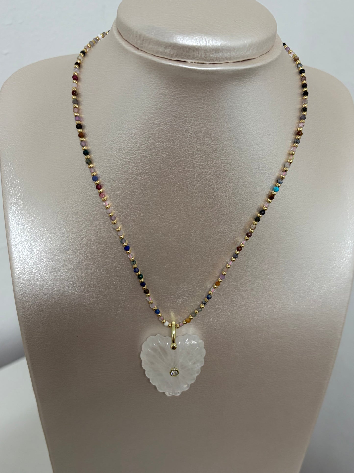Collar corazón en cuarzo y gemas multicolor