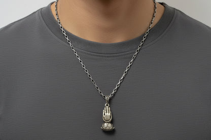 Collar de manos orando
