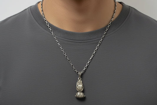 Collar de manos orando