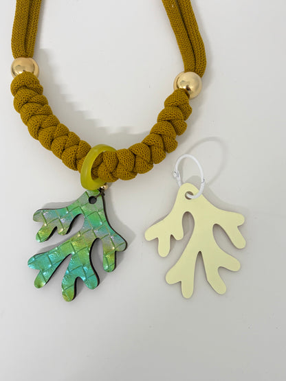Collar coral esmeralda (Incluye 1 charm uso diario + 1  waterproof)
