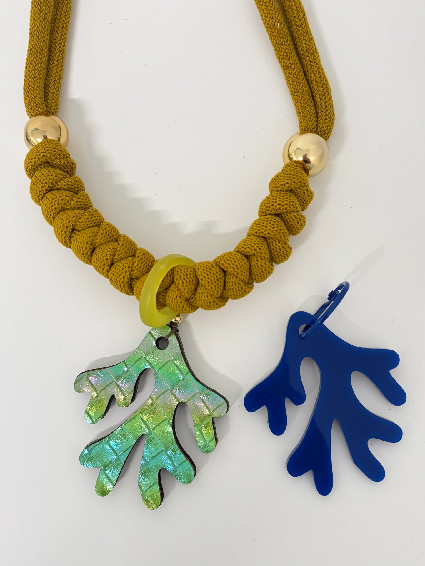 Collar coral esmeralda (Incluye 1 charm uso diario + 1  waterproof)