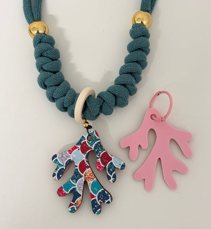 Collar coral festivo (Incluye 1 charm uso diario + 1  waterproof)