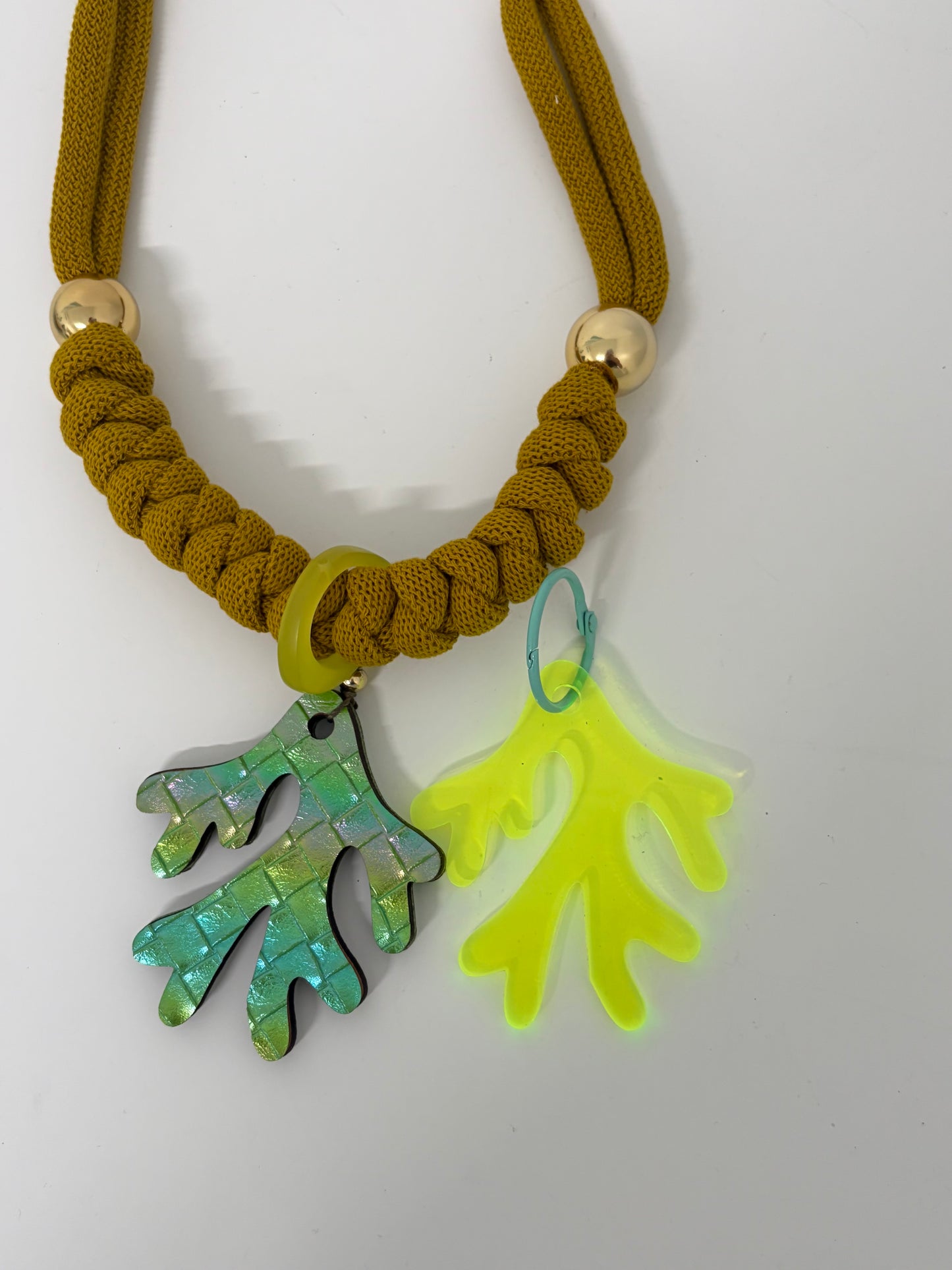 Collar coral esmeralda (Incluye 1 charm uso diario + 1  waterproof)