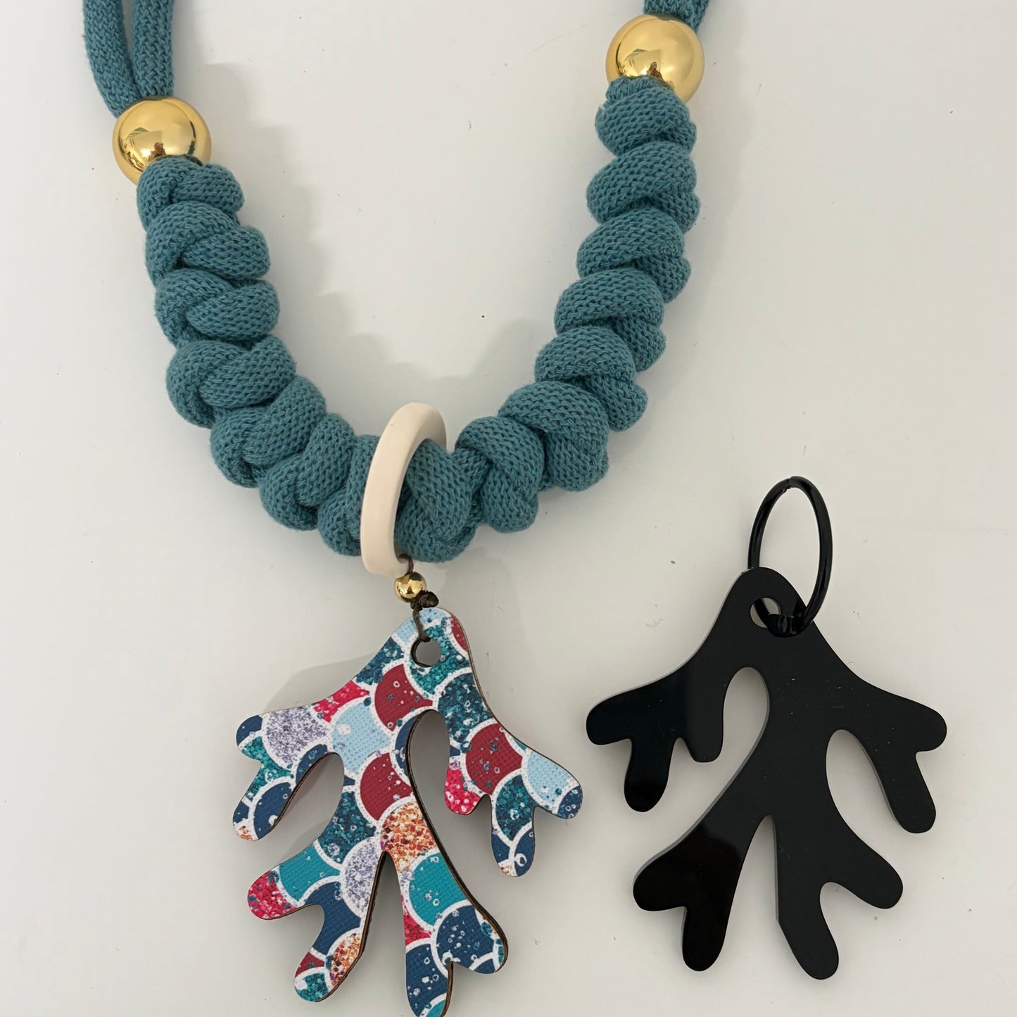 Collar coral festivo (Incluye 1 charm uso diario + 1  waterproof)