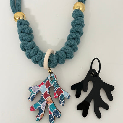 Collar coral festivo (Incluye 1 charm uso diario + 1  waterproof)