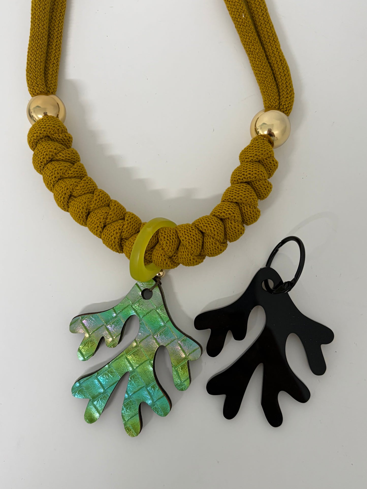 Collar coral esmeralda (Incluye 1 charm uso diario + 1  waterproof)