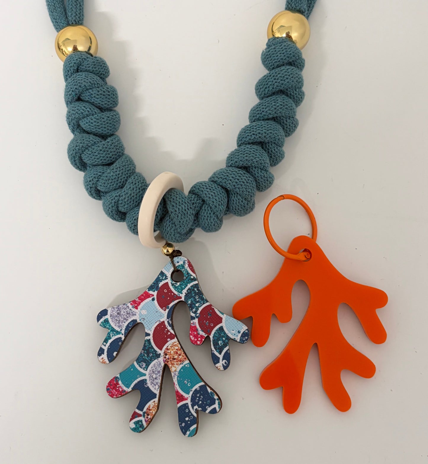 Collar coral festivo (Incluye 1 charm uso diario + 1  waterproof)
