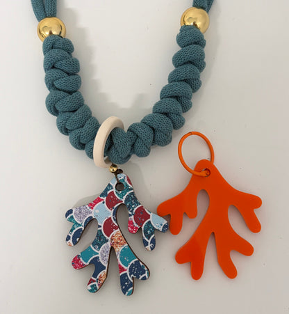 Collar coral festivo (Incluye 1 charm uso diario + 1  waterproof)